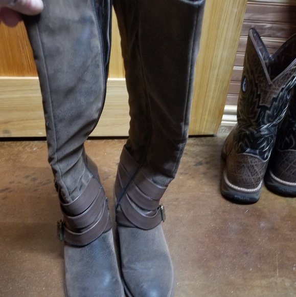 Calf high boots - Picture 2 of 4